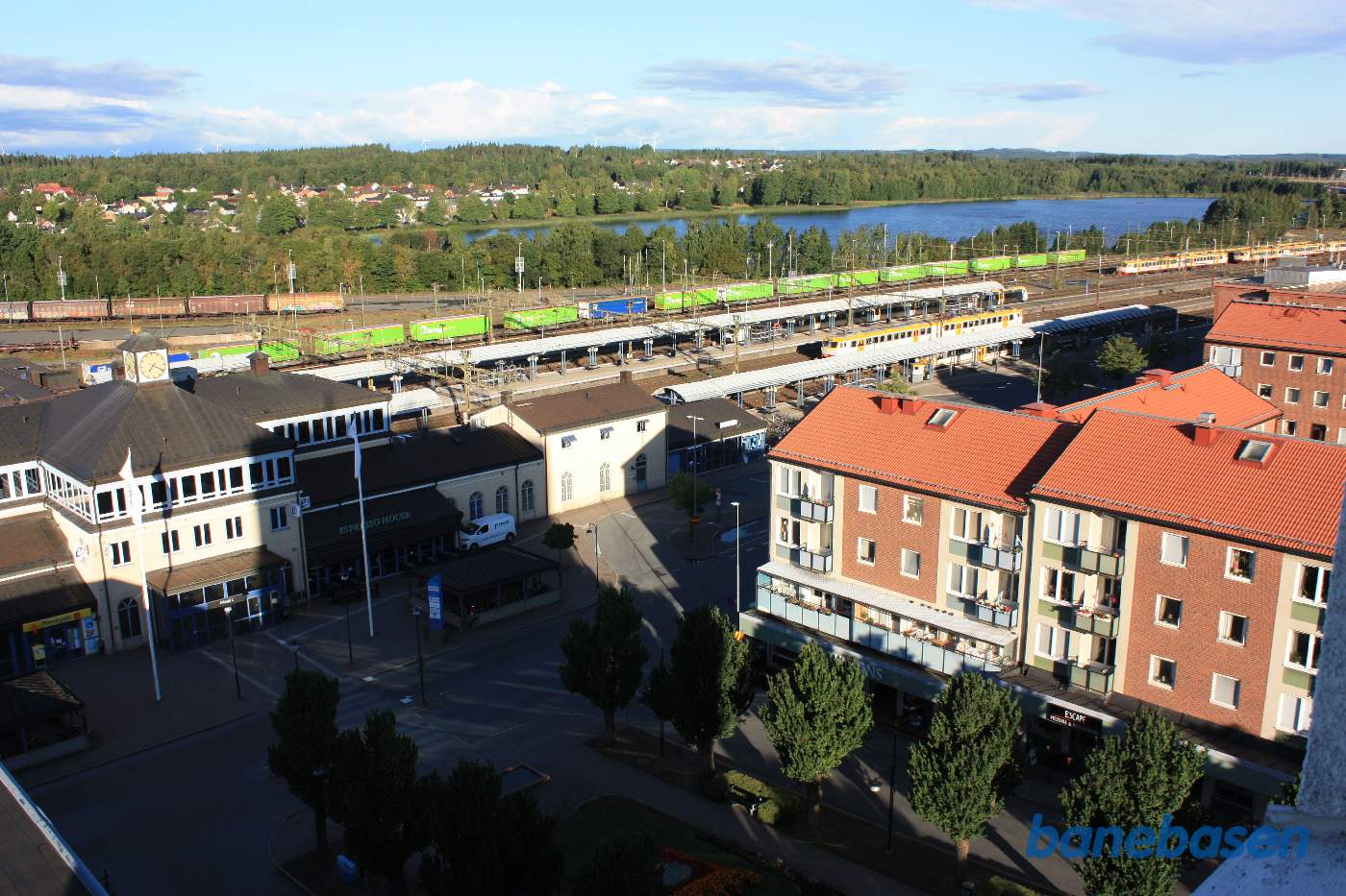 Udsigten fra hotelværelsets vindue ned over stationsområdet