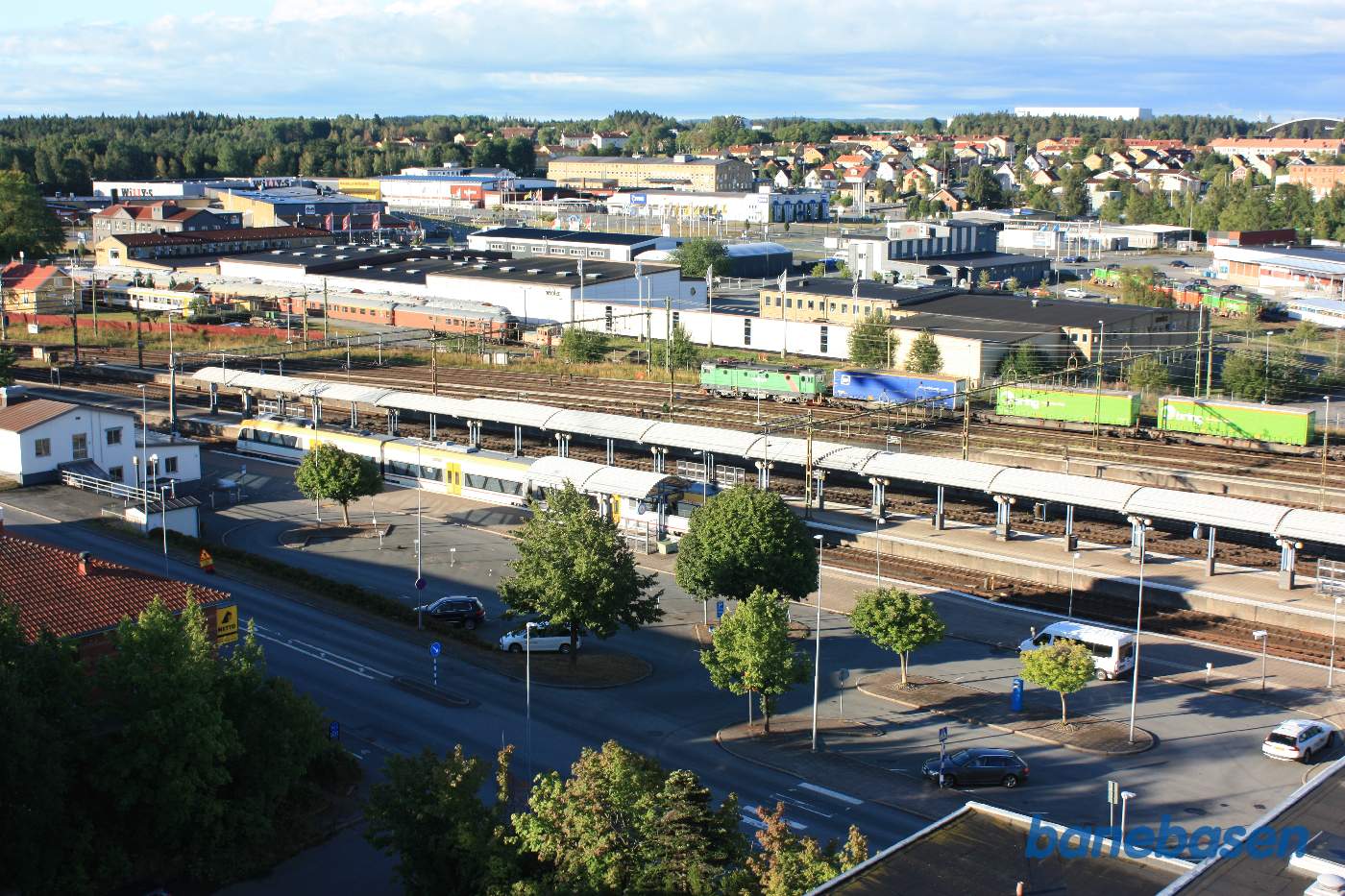 Udsigten fra hotelværelsets vindue ned over stationsområdet