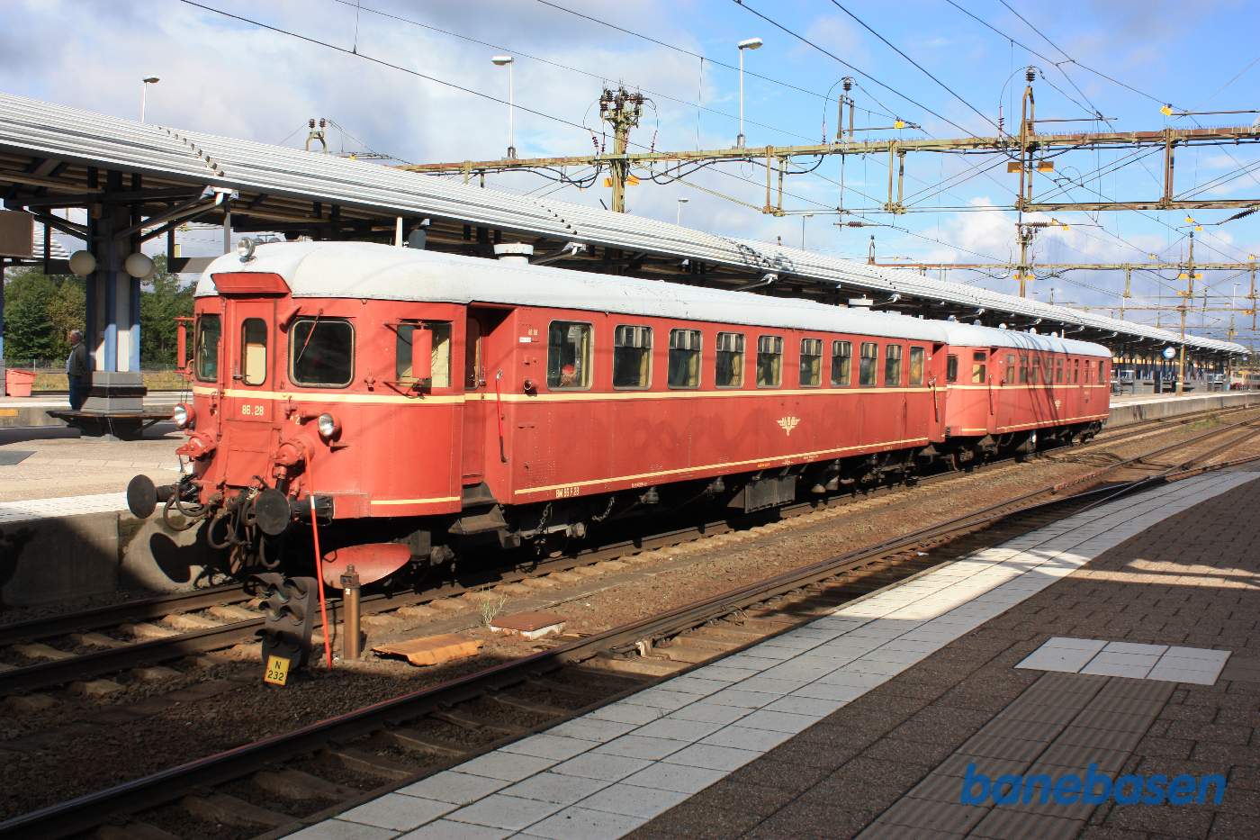 Udflugtstoget holder ved perron, klar til at køre til Eksjö