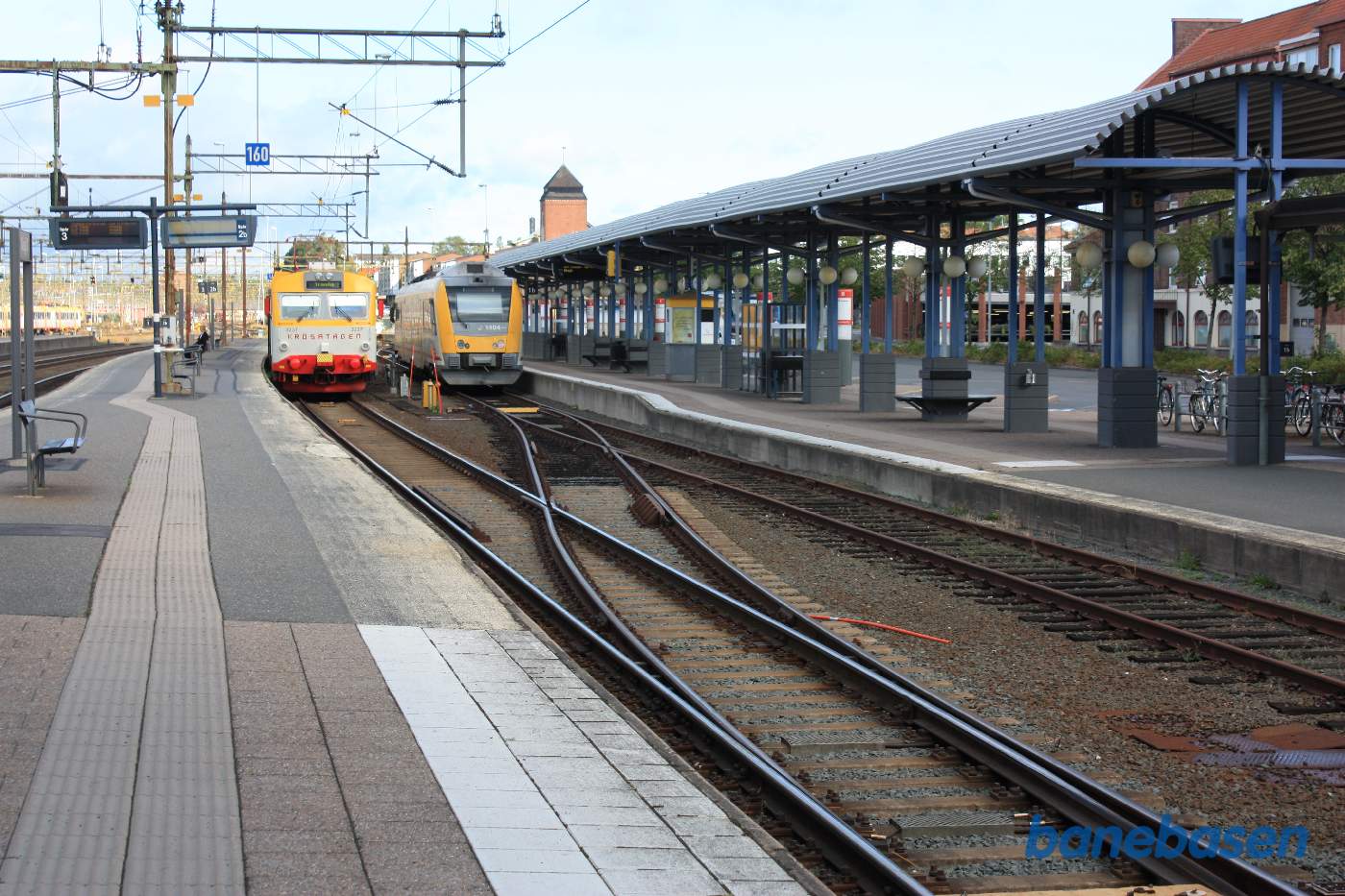 2 lokaltog holder ved perron