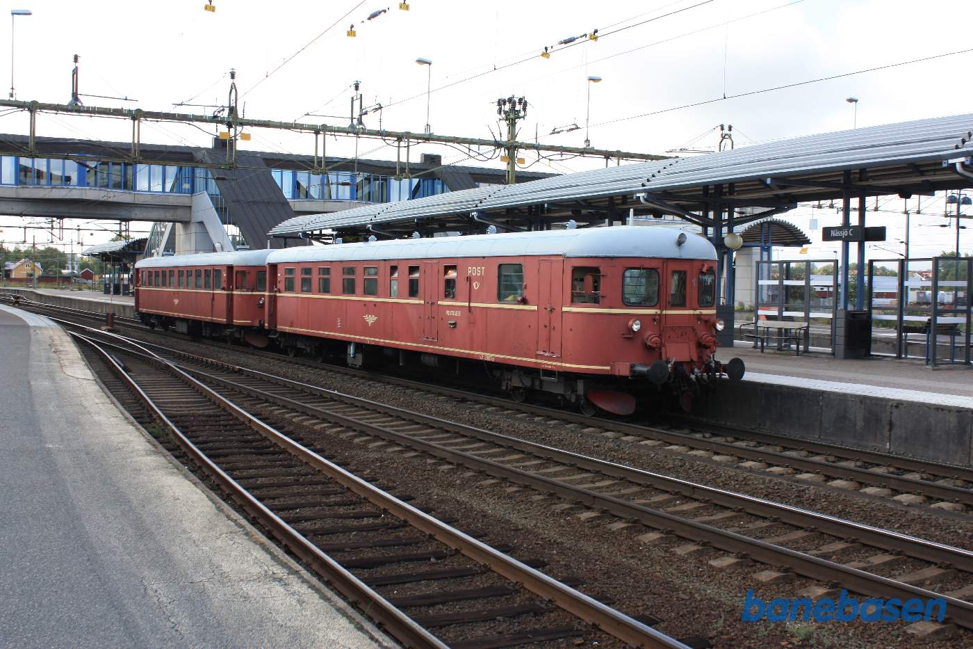 Udflugtstoget holder ved perron, klar til at køre til Eksjö