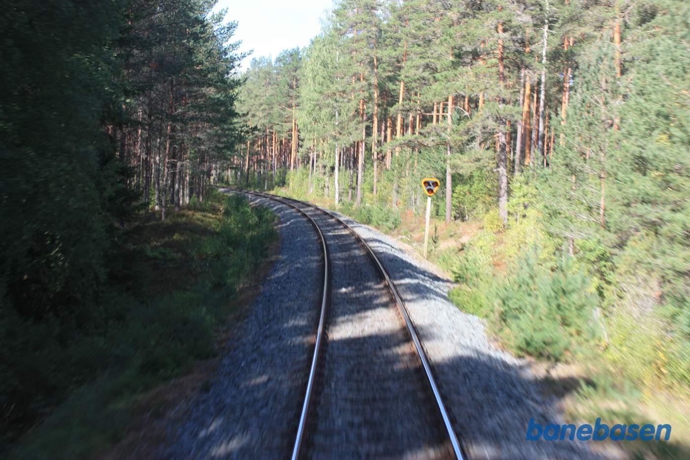 Et bagskud ud langs banen et sted på strækningen mellem Nässjö og Eksjö