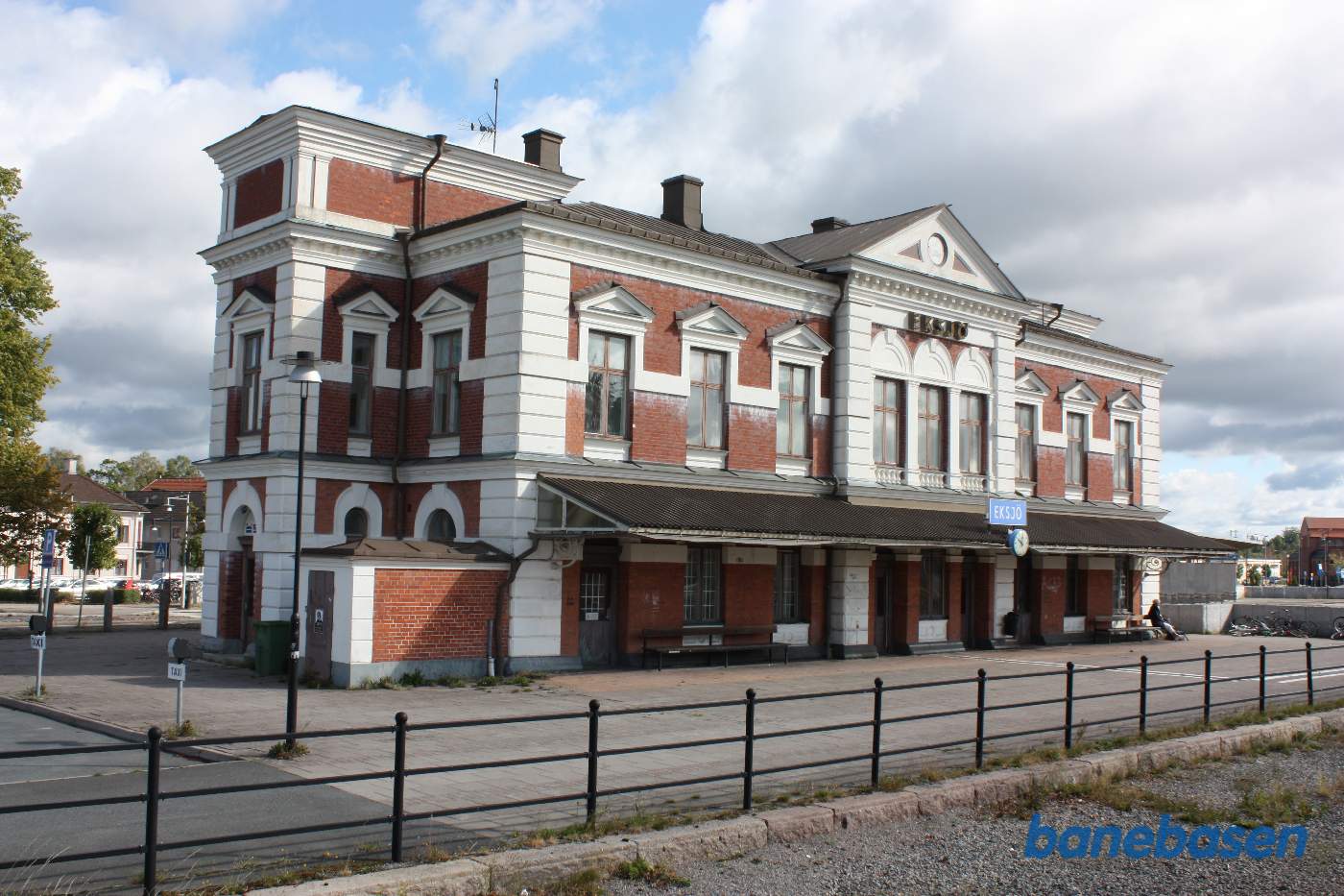 Stationsbygningen set fra banen