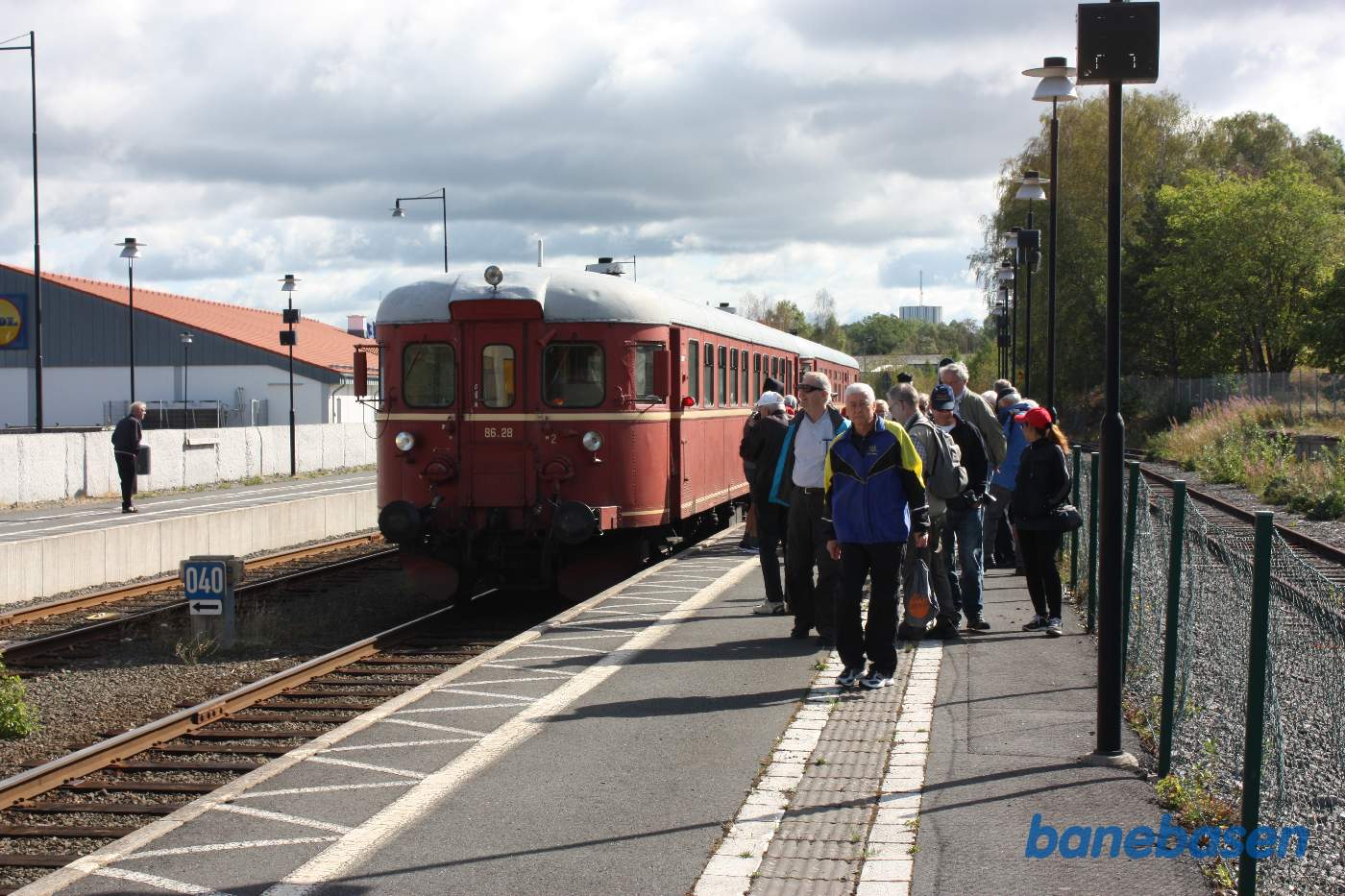 På grund af en afsporing tidligere på ugen, måtte toget ikke medtage passagerer, så deltagerne skulle videre med togbus til Oskarshamn