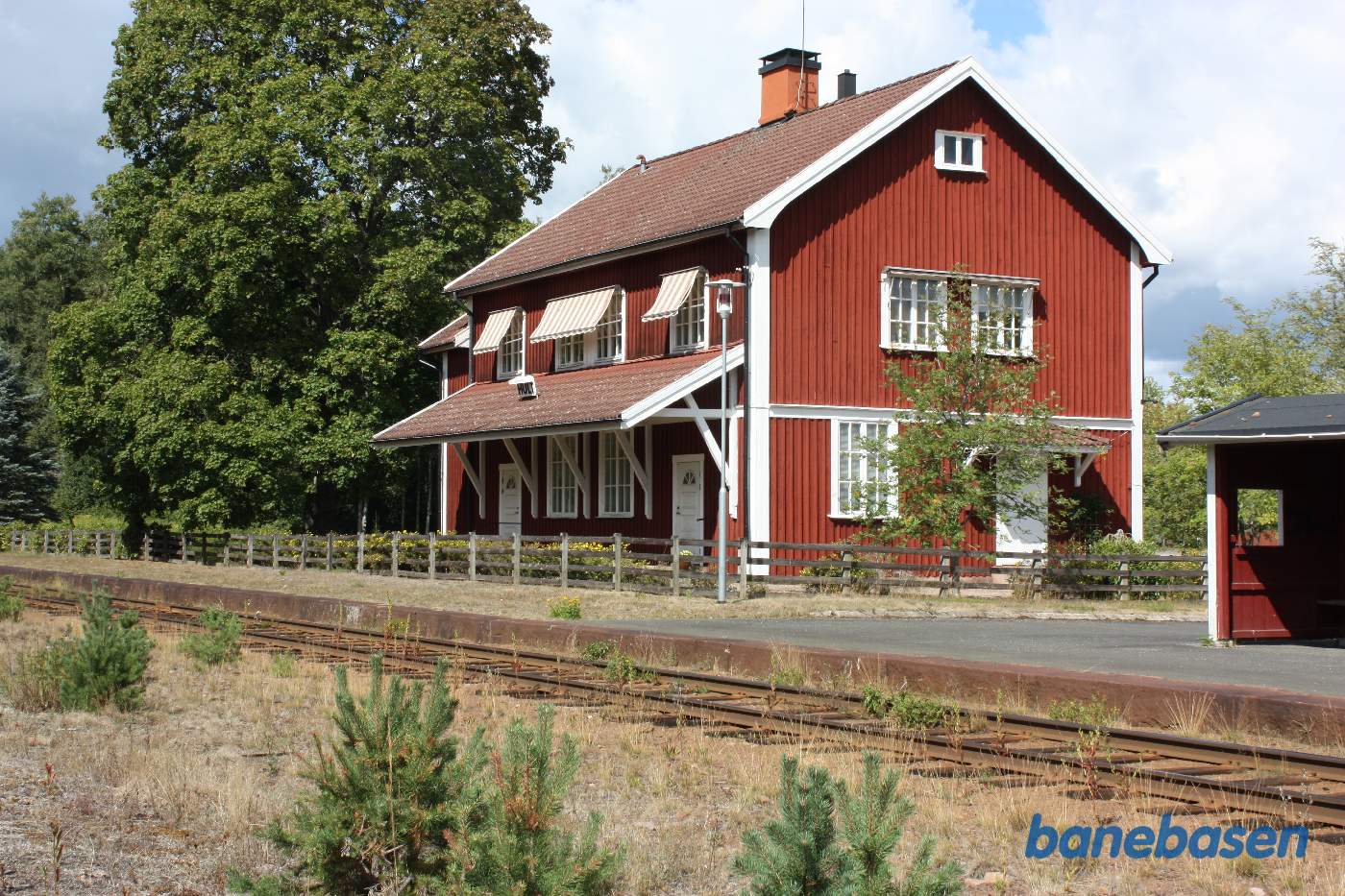 Stationsbygningen i Hult, hvor togbussen var kørt til, så gæsterne kunne fotografere udflugtstoget, når det kørte gennem stationen
