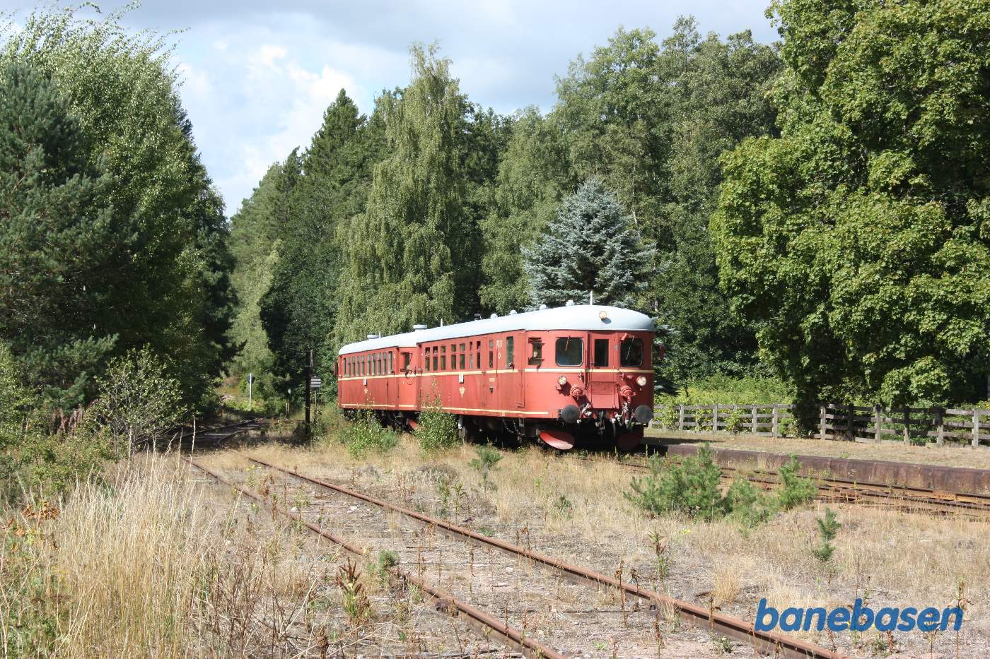 Udflugtstoget kører langsomt igennem stationen