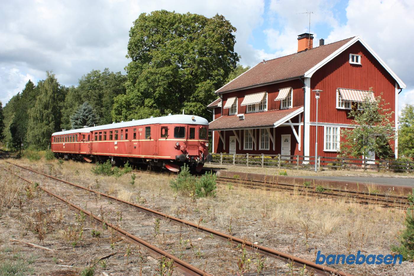 Udflugtstoget kører langsomt igennem stationen