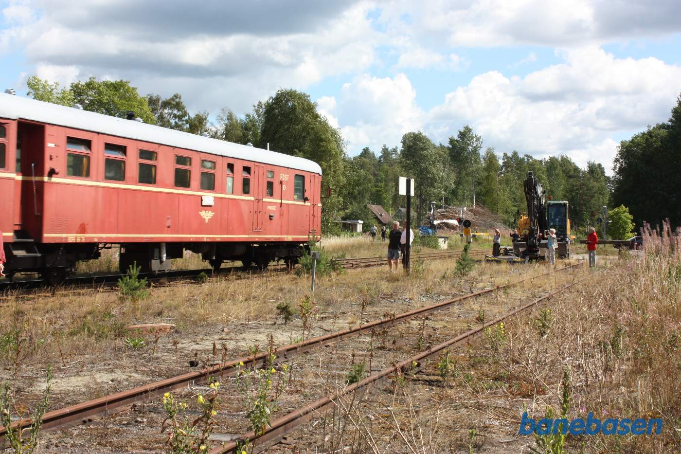 Udflugtstoget kører langsomt igennem stationen