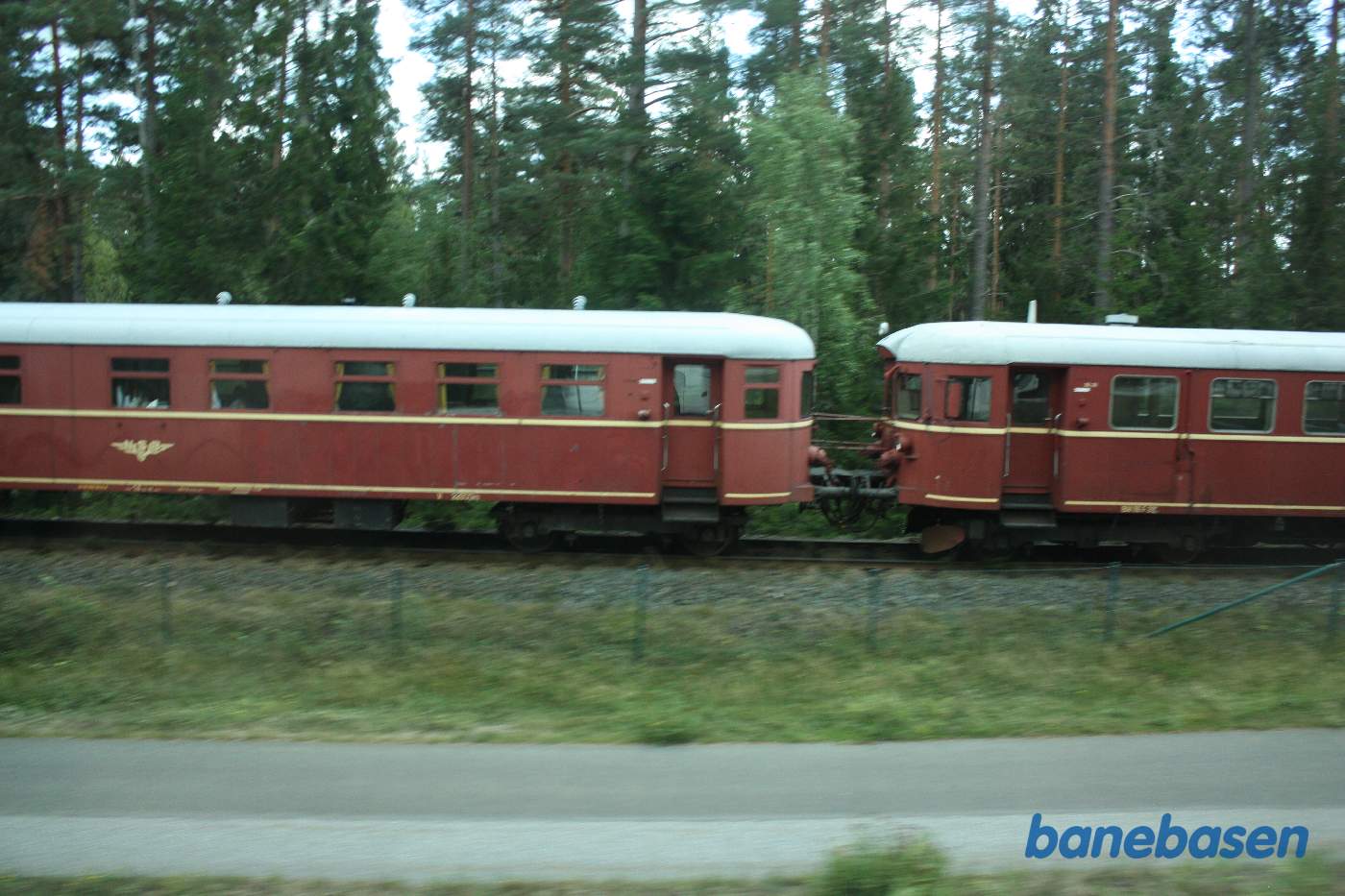 Ud af busvinduet kan man lige nå at fange toget på vej til Oskarshamn