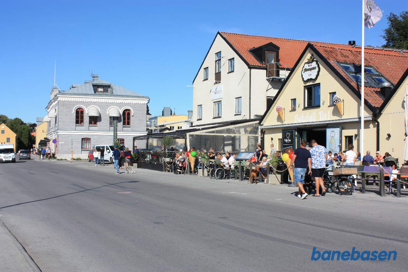 På havnen i Visby gik havnebanen ned gennem gaden langs pakhusene til højre