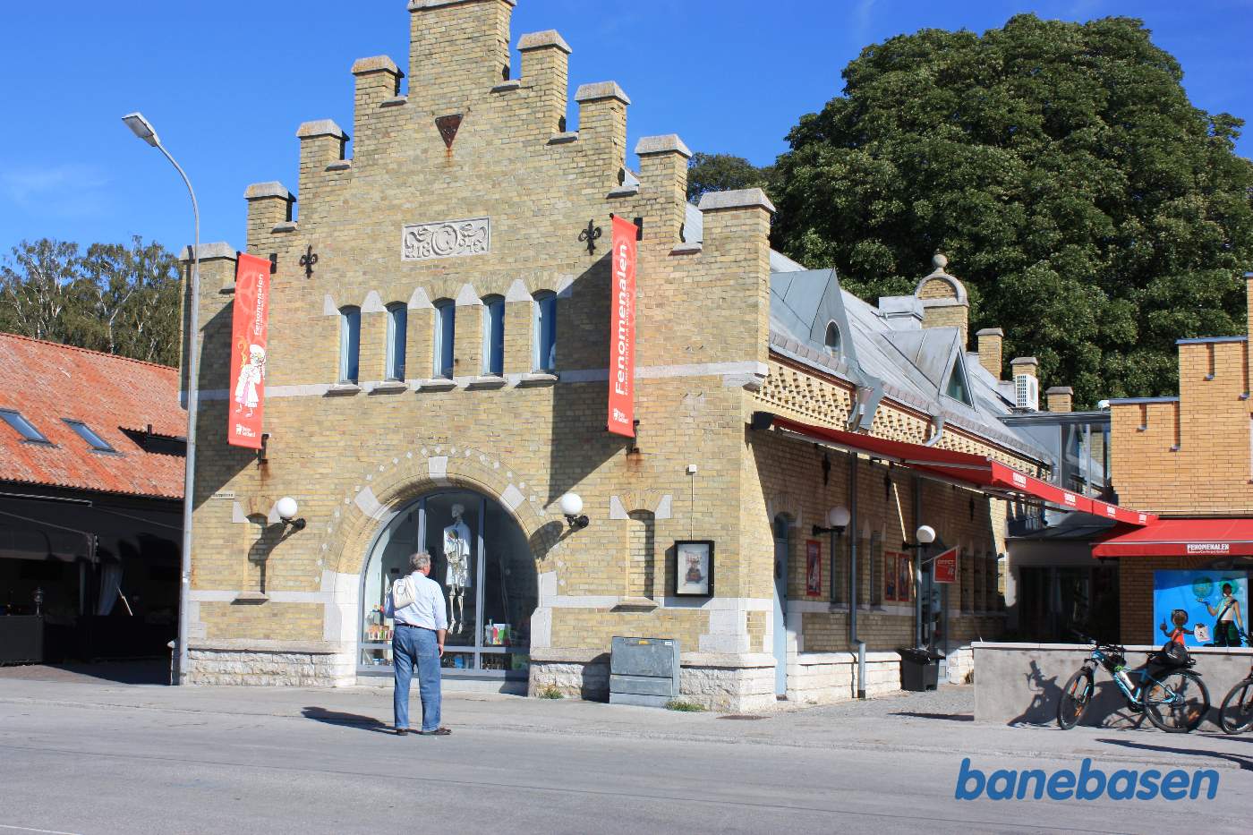 På havnen i Visby gik havnebanen ned gennem gaden langs pakhuset