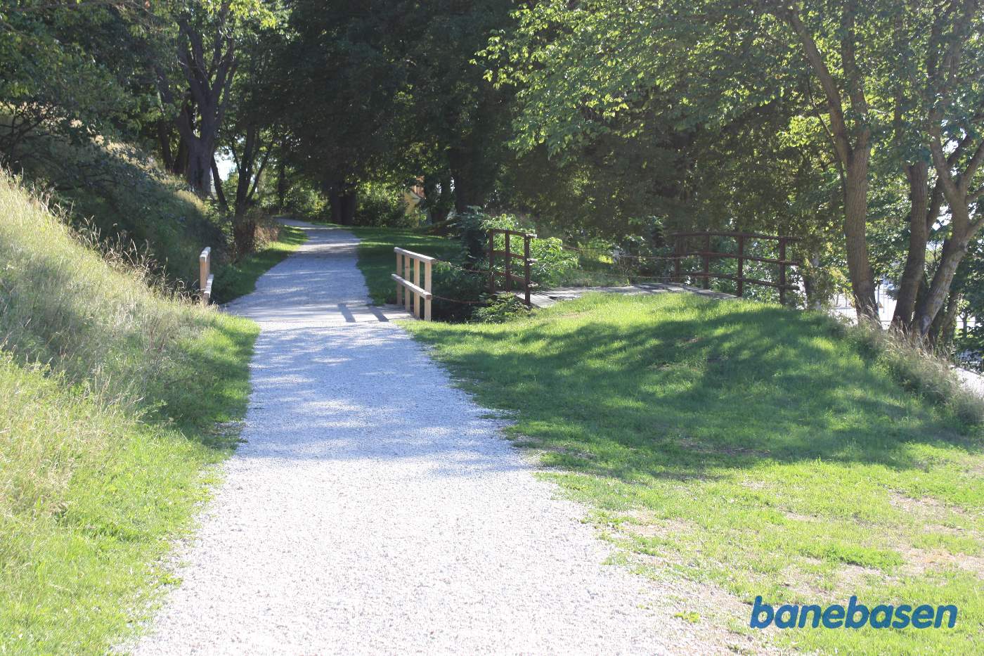 Havnebanen fulgte stien. Den gamle bro ses til højre i billedet