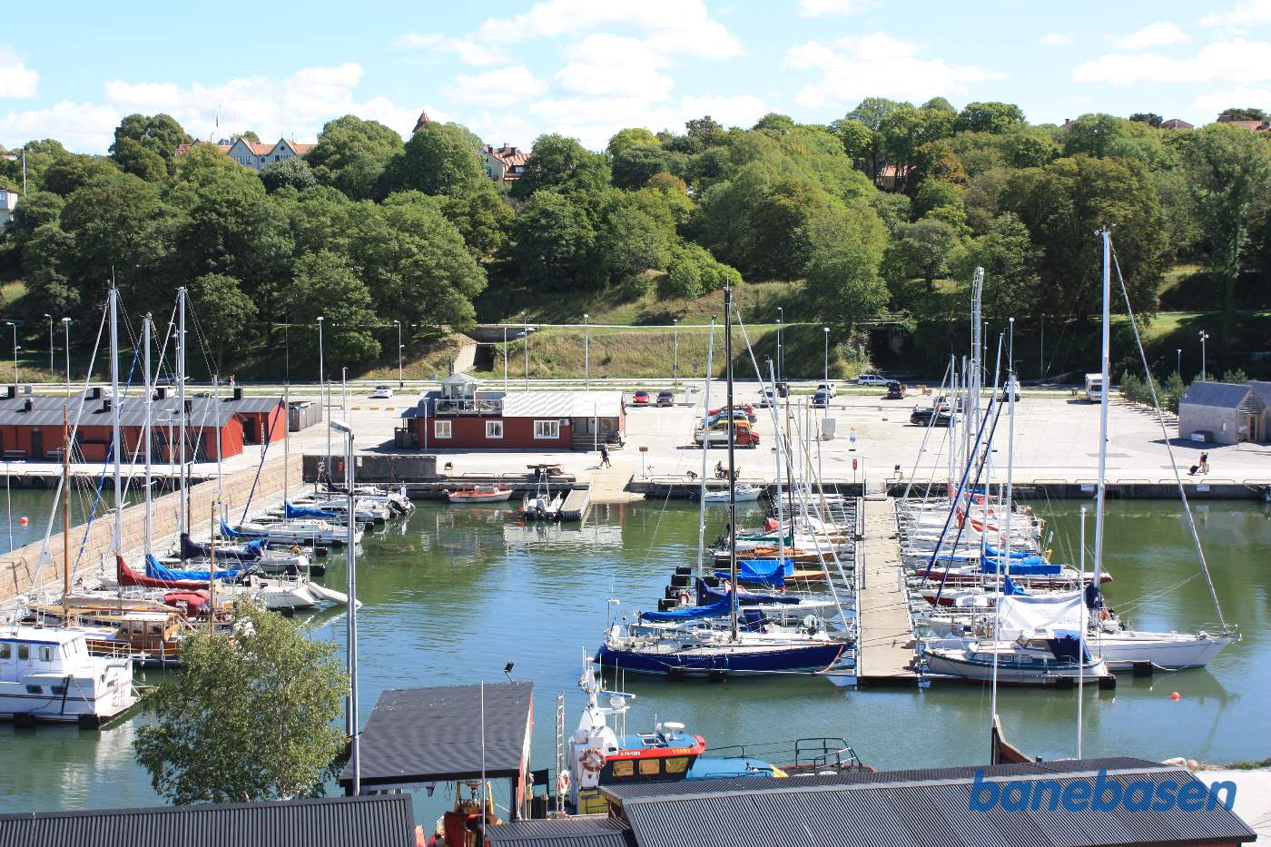 Fra havnens modsatte side, ses havnebanens forløb ganske tydeligt