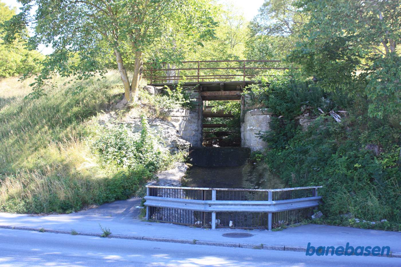 Her ses broen nedefra