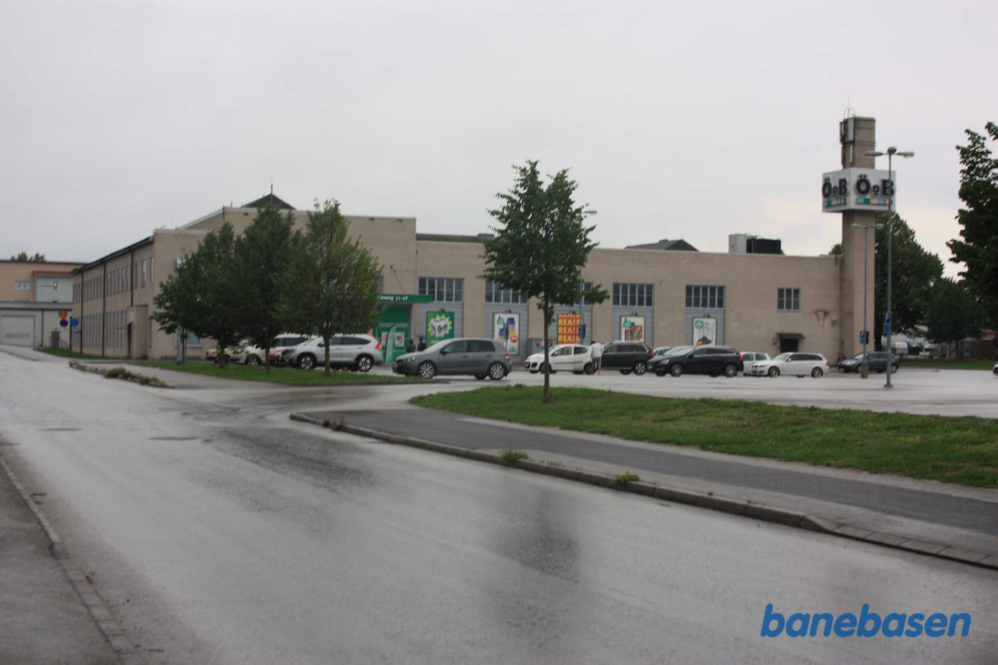 Vi står udenfor den gamle remise og værkstedsbygning. Man kan stadig se de gamle porte