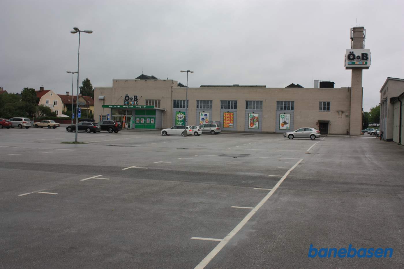 Vi står udenfor den gamle remise og værkstedsbygning. Man kan stadig se de gamle porte