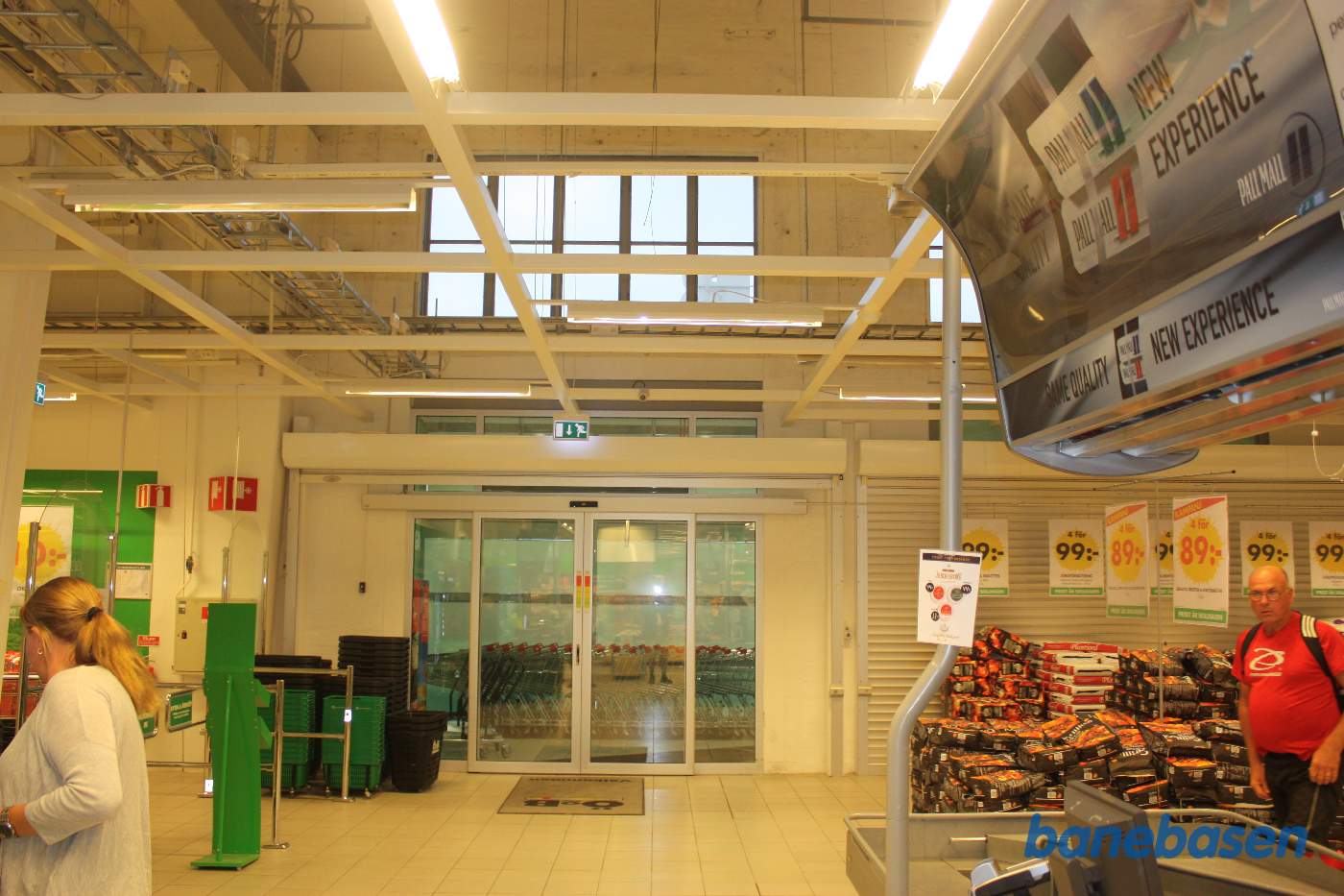 Vi er inde i remisen og ser på en af de gamle porte