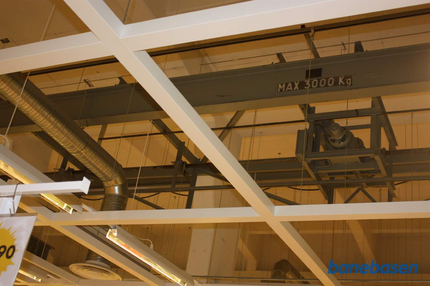 Kranen oppe i loftet kan stadig ses