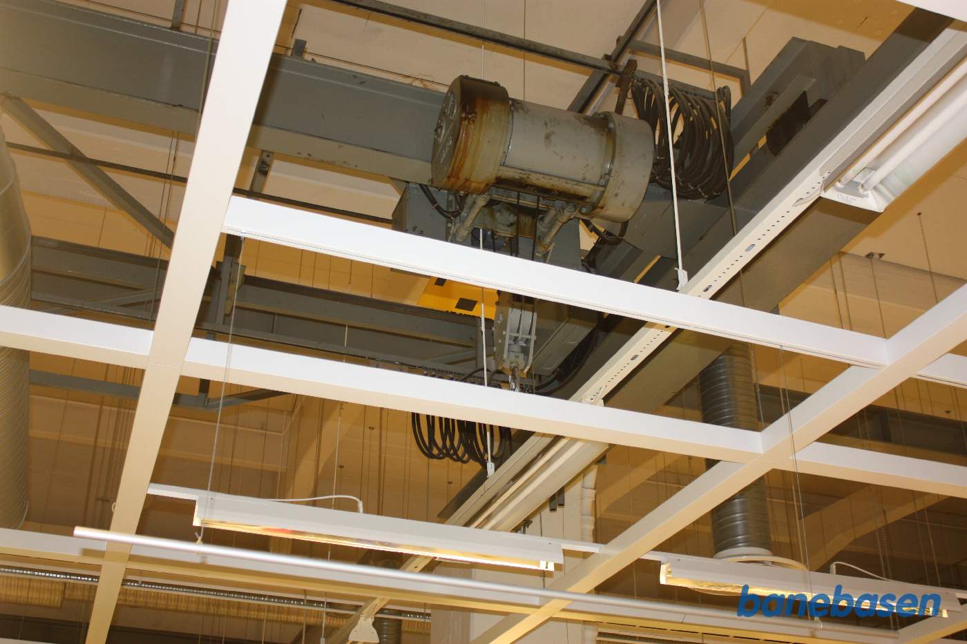 Kranen oppe i loftet kan stadig ses