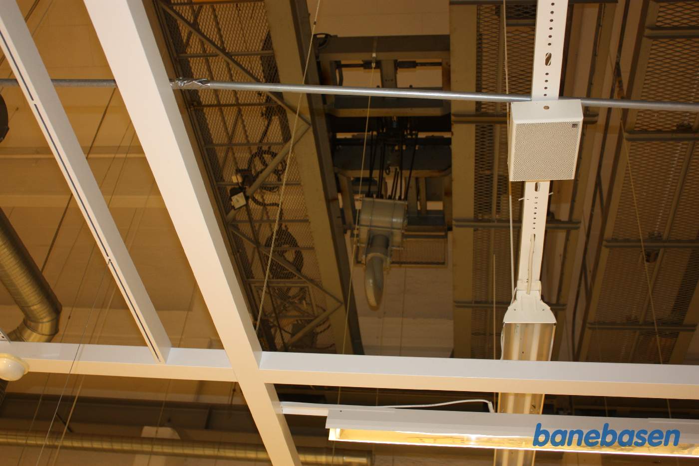 Kranen oppe i loftet kan stadig ses