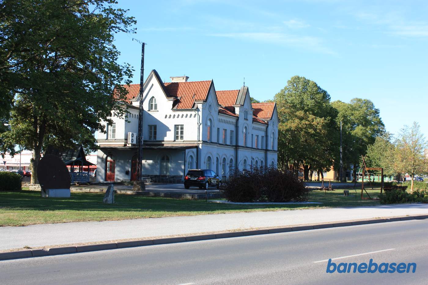 Stationsbygningen set fra banen