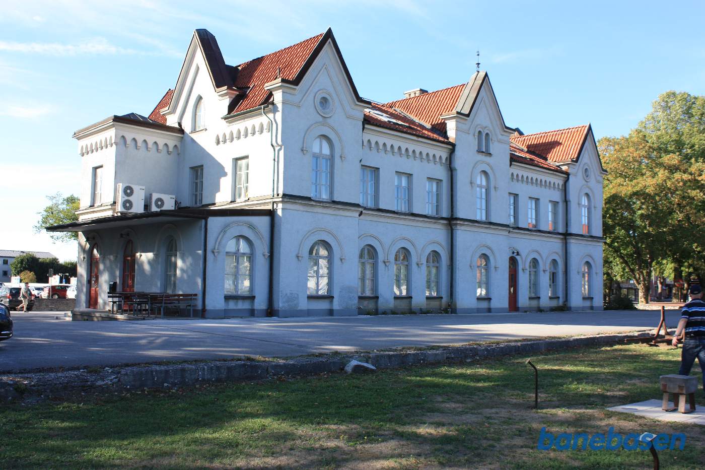 Stationsbygningen set fra banen. Perronkanten ses stadig
