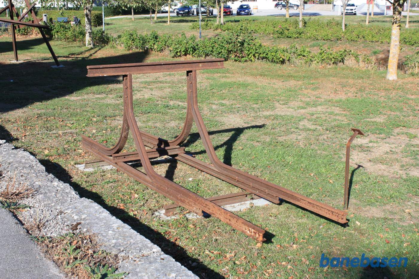 Ved perronen er udstillet en gammel stopbom