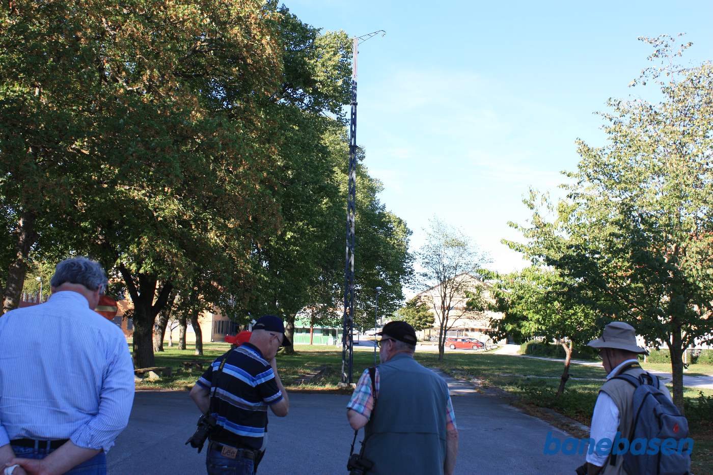 Nogle entusiaster kigger nærmere på perronen