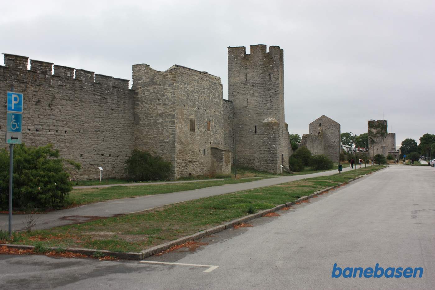 På stien langs parkeringspladsen løb banen nordpå