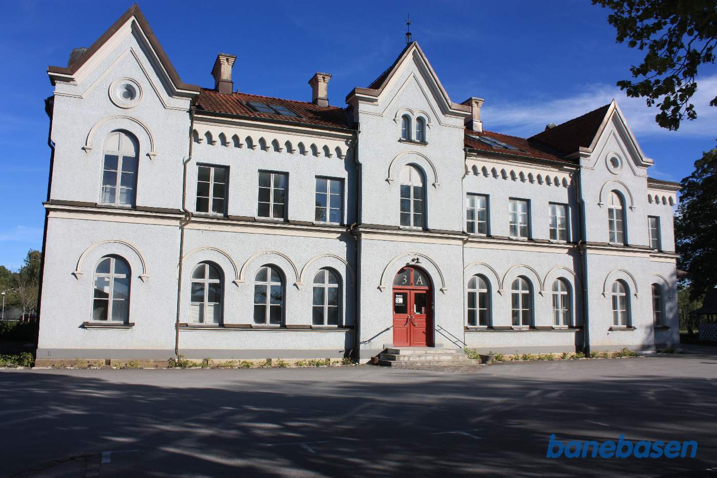 Stationsbygningen set fra vejen
