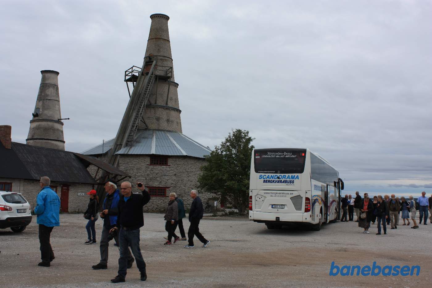 Gæsterne er ankommet med bus til kalkbrudsmuseet med de 2 store kalkbrændingsovne i baggrunden