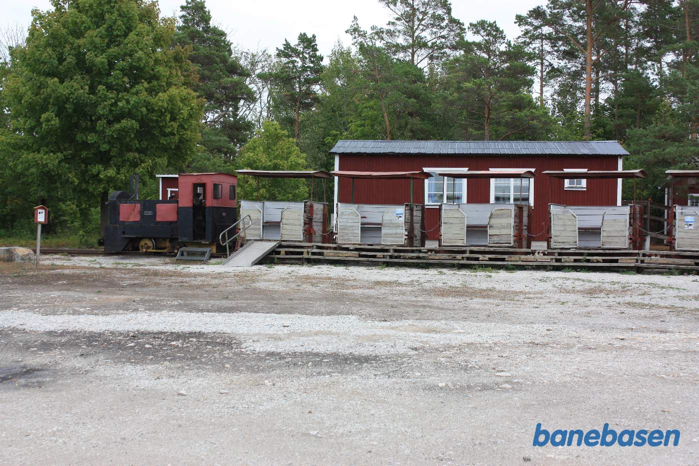 Persontoget til kalkbruddet holder klar ved perronen