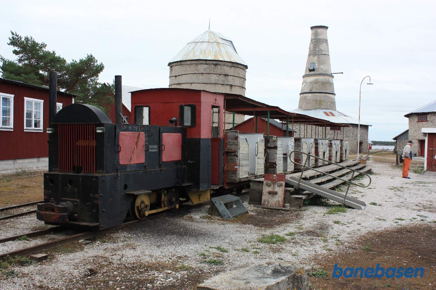 Persontoget til kalkbruddet holder klar ved perronen. Sporet fortsætter ned til havnen