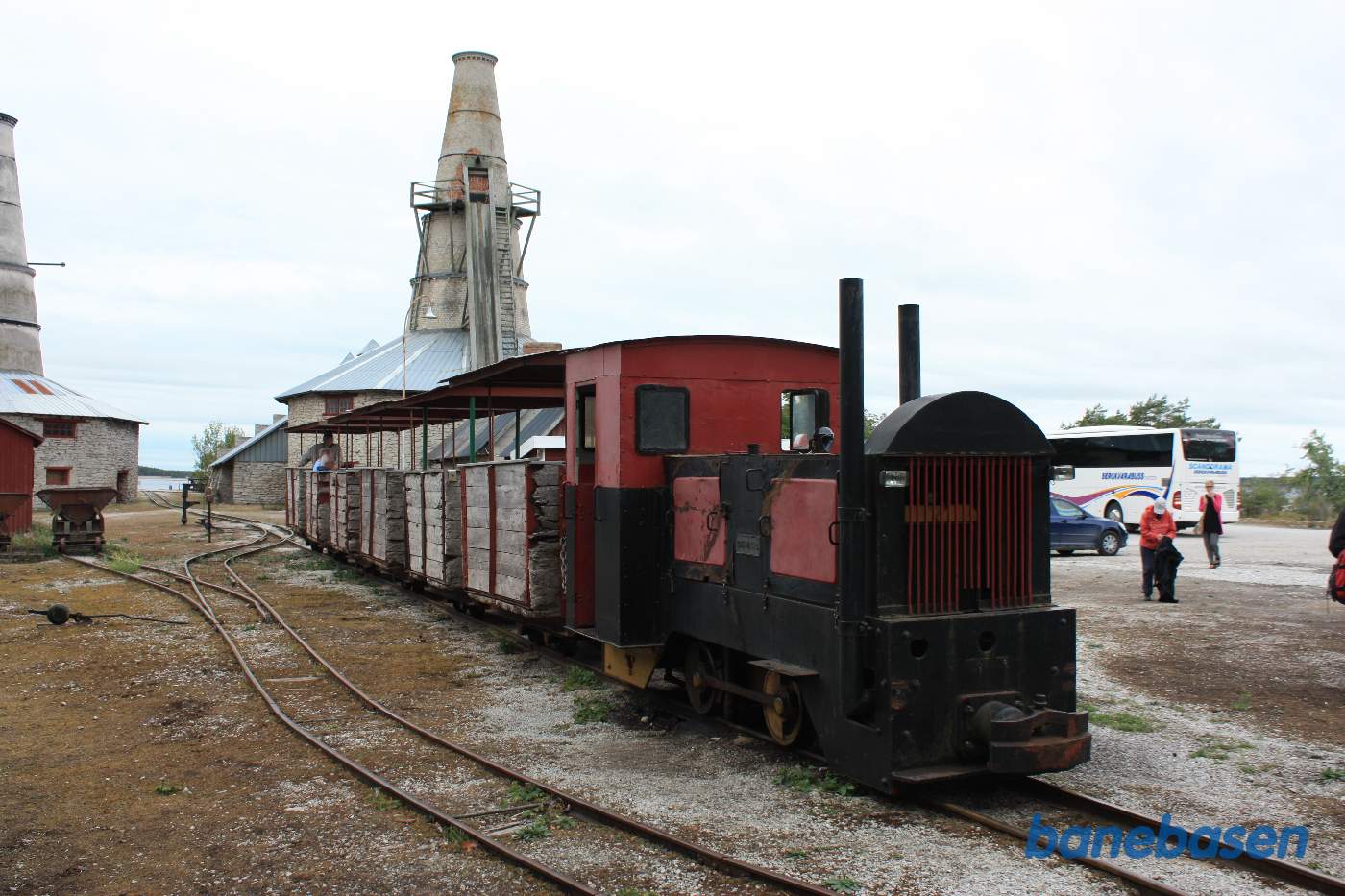 Persontoget til kalkbruddet holder klar ved perronen. Sporet fortsætter mellem de 2 store ovne ned til havnen