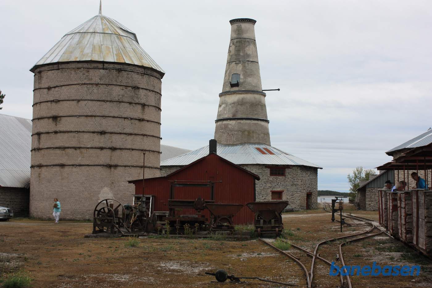 Persontoget til kalkbruddet holder klar ved perronen. Sporet fortsætter ned til havnen