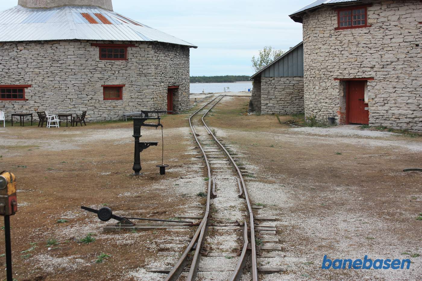 Sporet fortsætter mellem de 2 store ovne ned til havnen