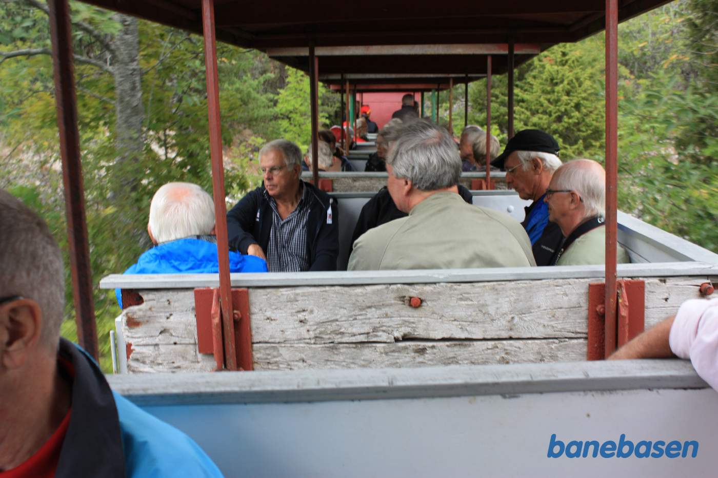 Gæsterne sidder i de primitive overdækkede kalkvogne