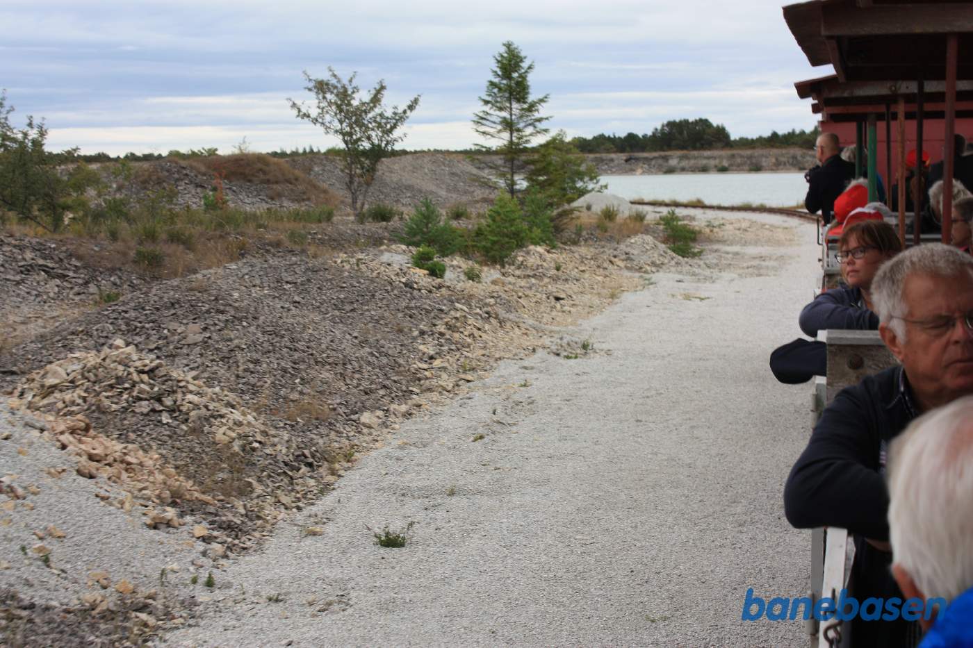 Vi er kommet til kalkbruddet, der i dag er fyldt med vand