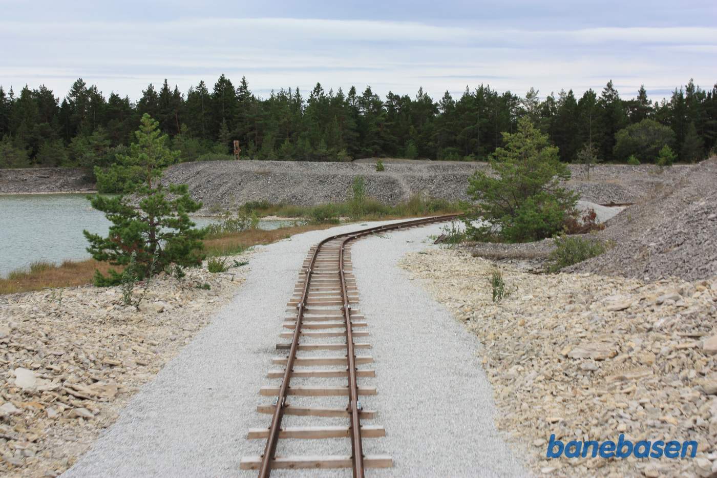 Sporet løber langs kalkbruddets kant