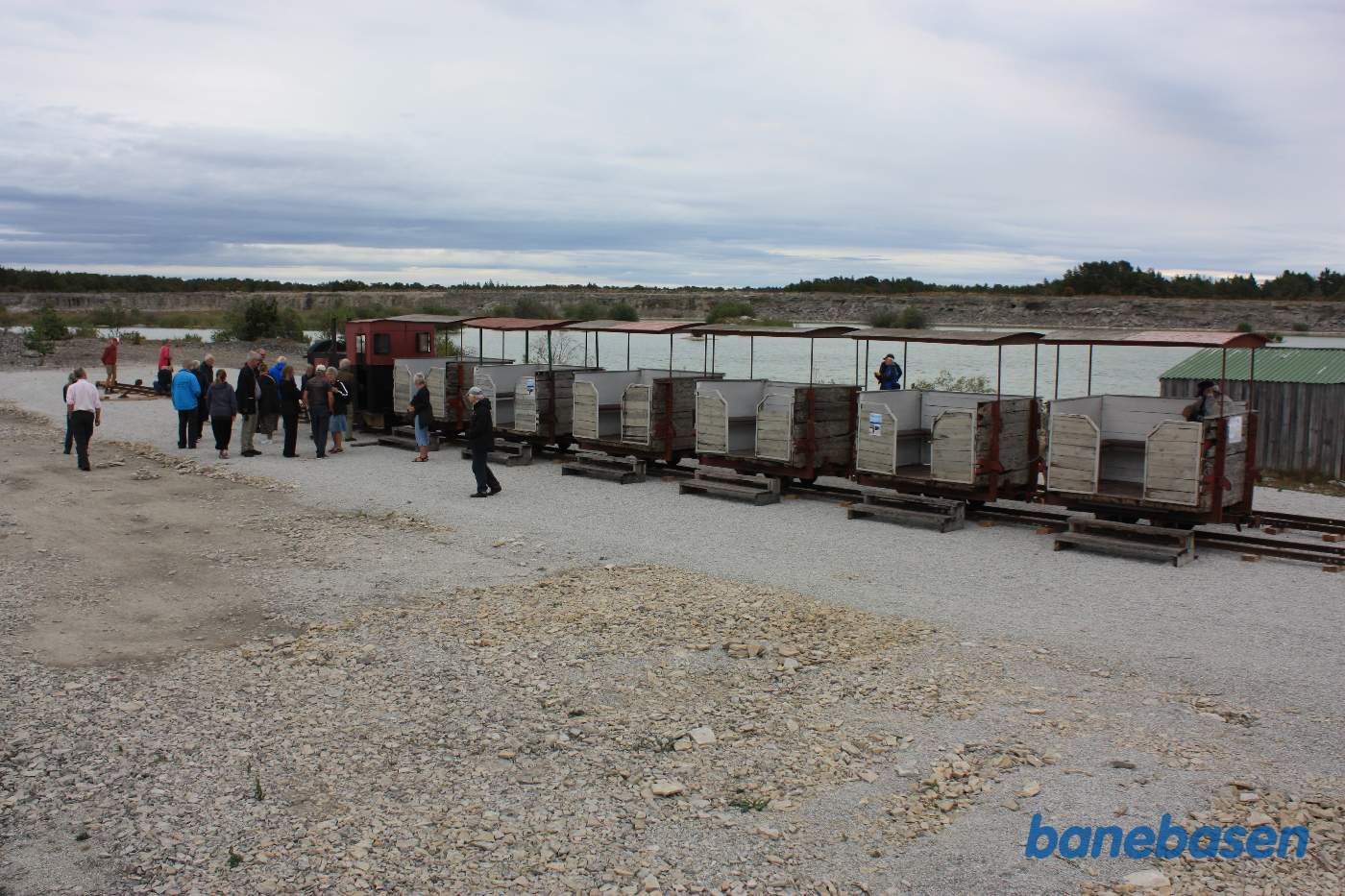 Her er der anlagt en lille station, hvor gæsterne kan gå rundt og se på kalkbruddet