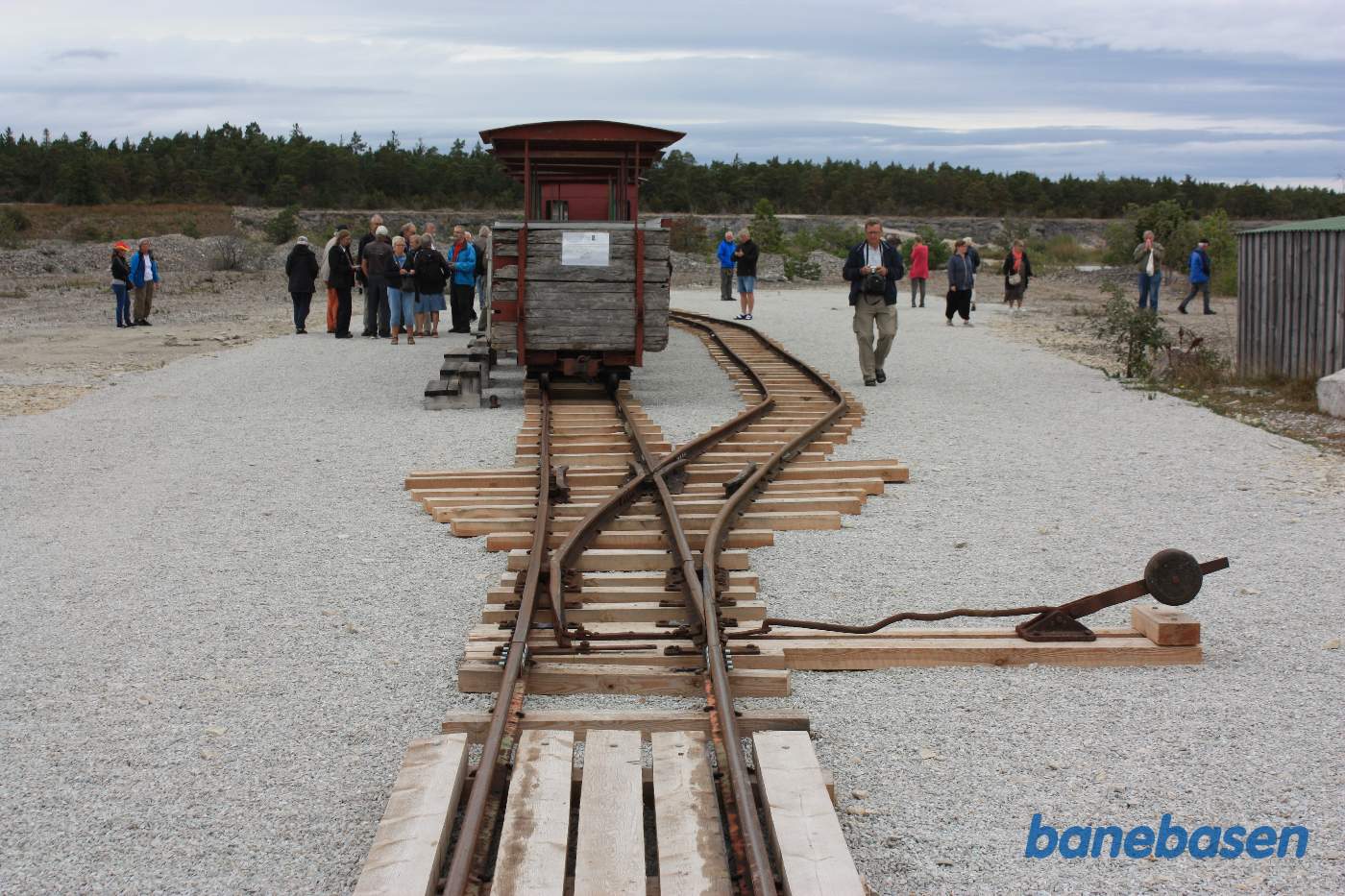 Her er der anlagt en lille station, hvor gæsterne kan gå rundt og se på kalkbruddet