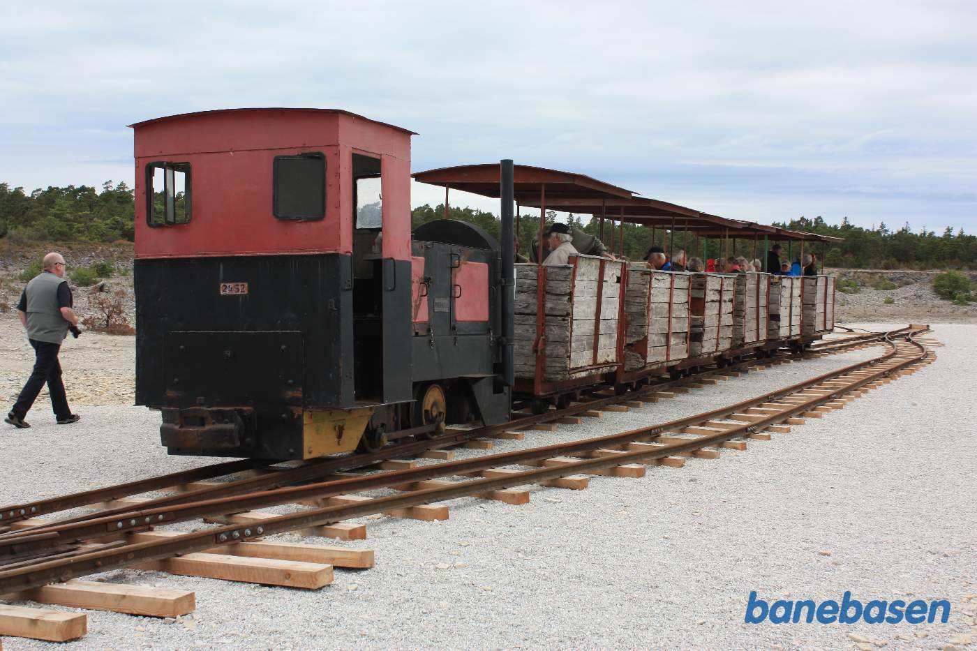 Persontoget holder klar til at køre tilbage og gæsterne tager plads