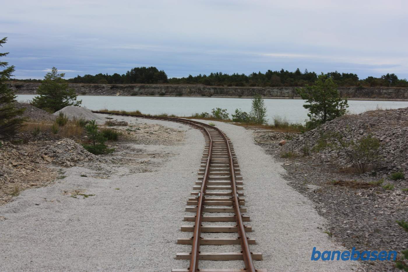 Et bagskud ud langs banen med kalkbruddet ret fremme