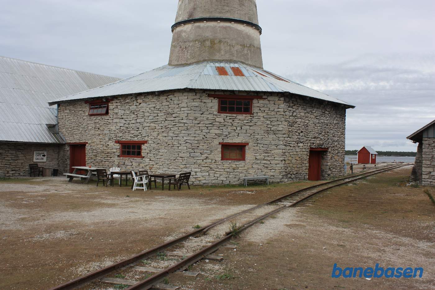 Sporet ned til havnen passerer den anden store ovn
