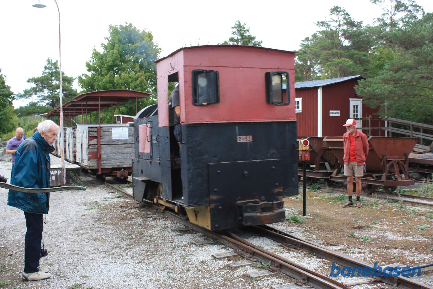 Lokomotivet kobles af vognene og løber om