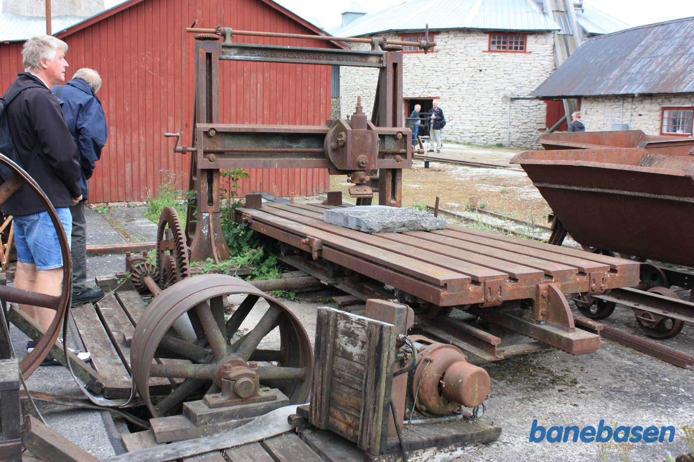 En maskine til at skrabe kalkblokke, så de får en plan overflade