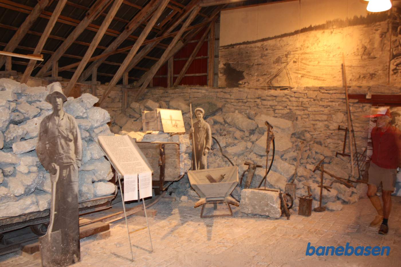 Inde i museet ses kalkblokkene der læsses på vognene