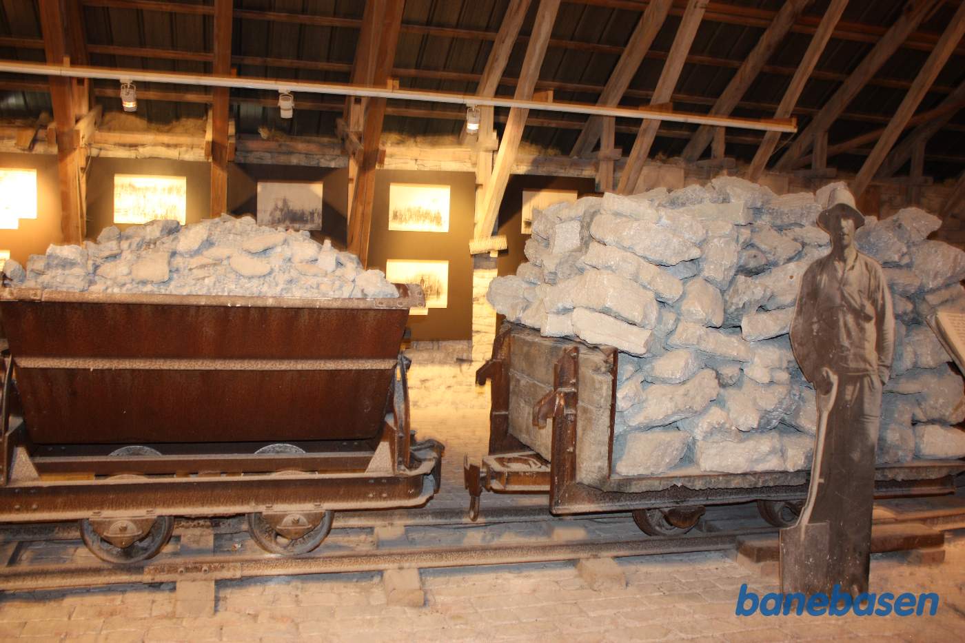 Tipvogn med løs kalk og godsvogn med kalkblokke