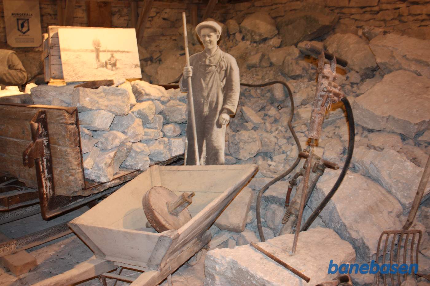 Inde i museet ses kalkblokkene der læsses på vognene