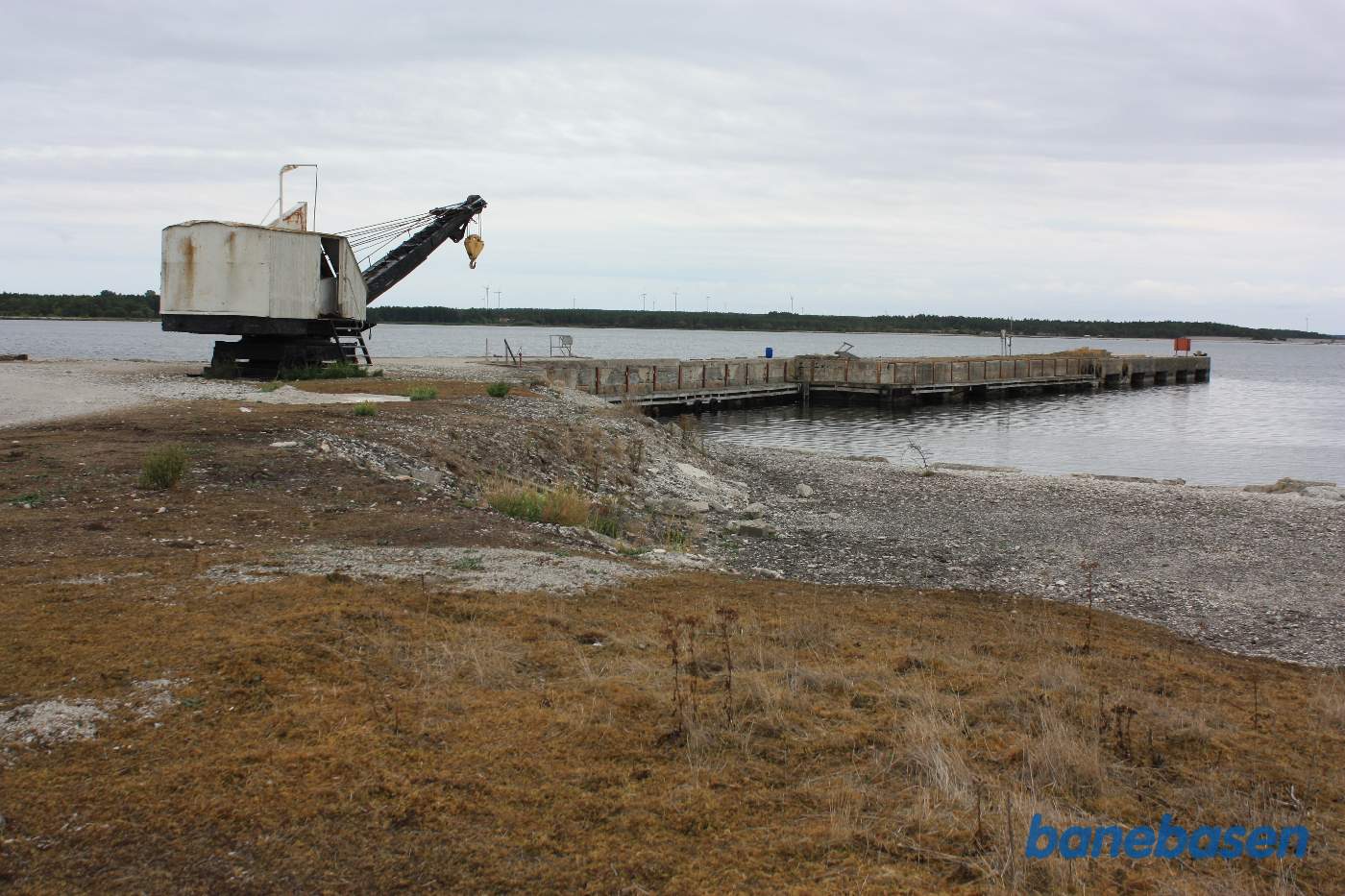 På havnen, hvorfra kalken blev udskibet, står den gamle kørekran stadig